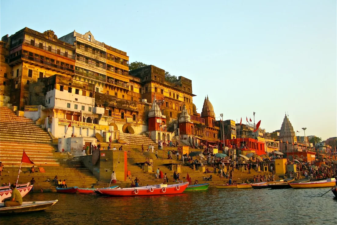 Ahilya_Ghat_by_the_Ganges,_Varanasi